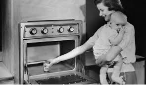 25 OTTOBRE 1955: PRIMO FORNO A MICROONDE PER USO DOMESTICO – Il dito  nell'occhio